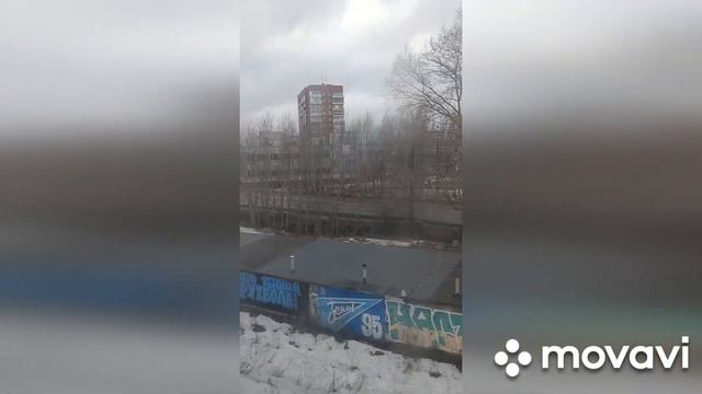 Путешествовать на поезде означает видеть природу, людей, города и церкви, реки. смотреть онлайн