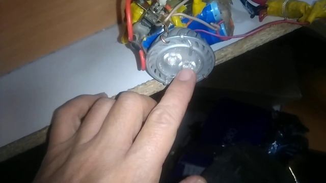 Самодельный фонарик на ион литиевых батарейках LED 3000K смотреть онлайн