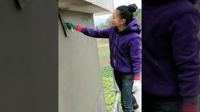 Молодая девушка с отличными навыками укладки плитки - непревзойденные навыки укладки плитки ЧАСТЬ 19 смотреть онлайн