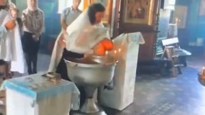 Поминающие священники тронулись от предательства Христа. Крещение ребенка на Гатчине.