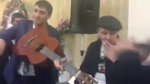 Парень красиво поет на свадьбе бывшей девушки