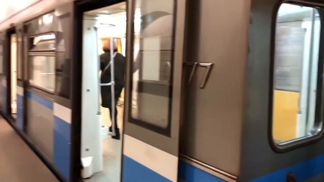 Метропоезд 81-740.4 на станции Волоколамская смотреть онлайн