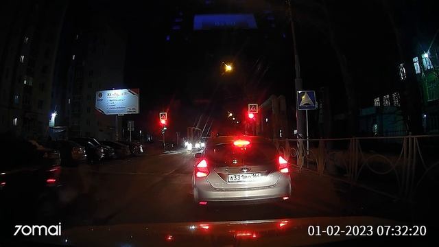 В Энгельсе автохам проехал пешеходный переход у школы на красный свет смотреть онлайн