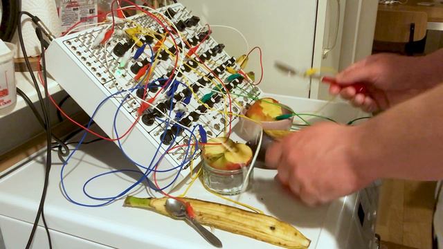 Solo on Pulsar 23, Two Apples, Eggplant, Banantiometer, Paprika & Motorcycle. смотреть онлайн