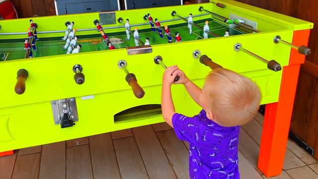 Малыш Играет в Прятки В МАГАЗИНЕ ЭЛЬВИРА И РАЙАН Ryan play hide and seek смотреть онлайн