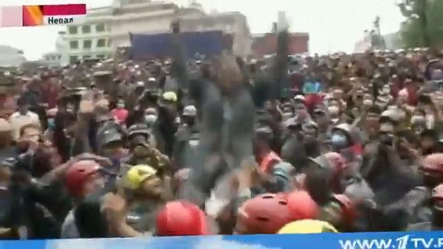 В Непале на пятые сутки после землетрясения под завалами нашли живого человека смотреть онлайн