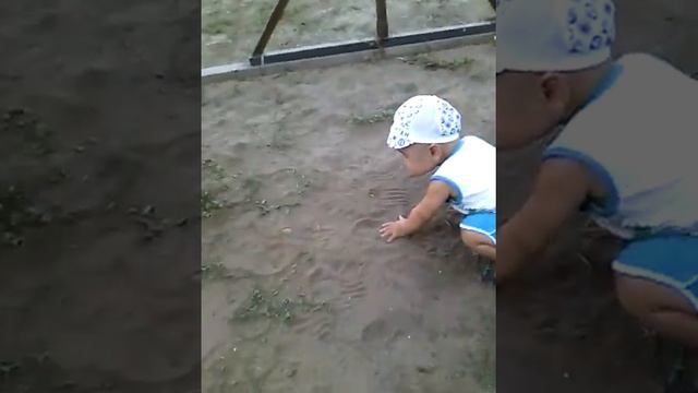 Смотрите малыш как ползает смотреть онлайн