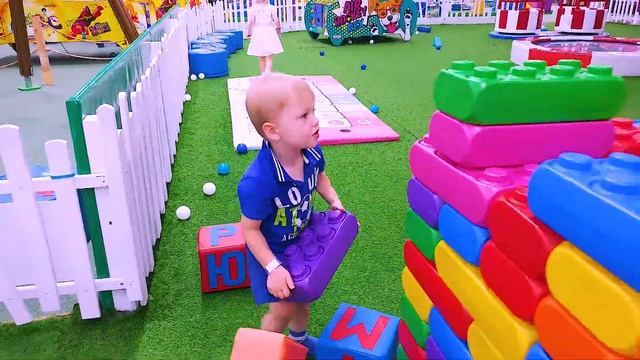 Детские игры в игровой комнате в развлекательном центре для детей и родителей. Ставь лайк!