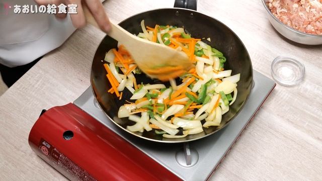 丼だから肉と野菜を同時に採れる！保育園の給食レシピ「焼肉丼」の作り方 смотреть онлайн