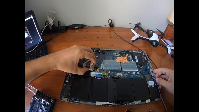 Acer Aspire R7 572 laptop - How to open and upgrade Memory and SSD смотреть онлайн