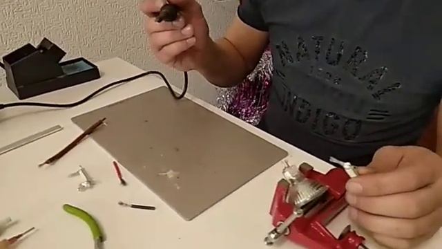 Как снять припой (олово) в домашних условиях!!! смотреть онлайн