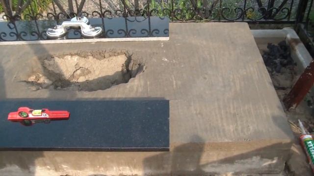 Укладка гранитной плитки на опалубку под памятник в Брянске смотреть онлайн