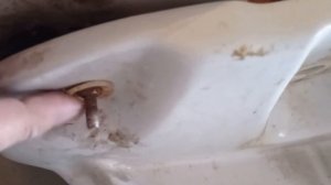 как правильно открутить ржавые болты на унитазе