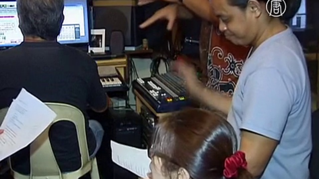 Филиппинцев учат выживать при землетрясении смотреть онлайн