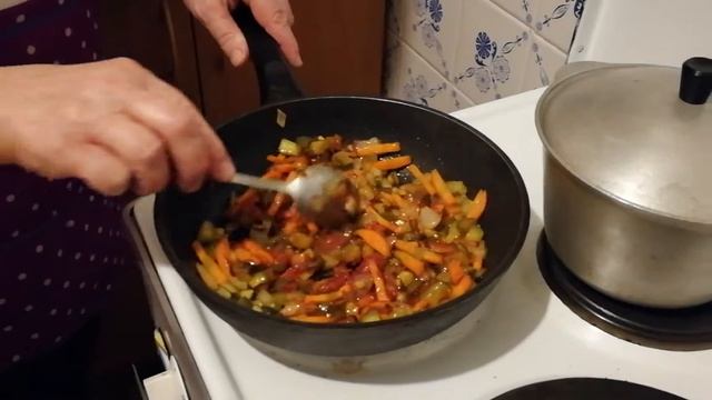 Как приготовить вкусный рассольник/рецепт классический с перловкой и огурцами/подробное описание смотреть онлайн