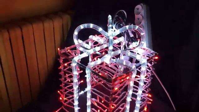 Подарок светодиодный. конструкция из дюралайта и гирлянды нить. С эффектом мигания. смотреть онлайн