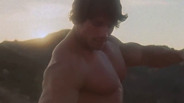 Arnold Schwarzenegger Posing