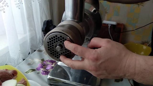 Переработка мяса на промышленной мясорубке. смотреть онлайн