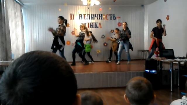 Крутой танец под песню "Despasito" смотреть онлайн