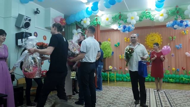 Выпускной из детского сада. 35. Поздравление от родителей. Папы. смотреть онлайн