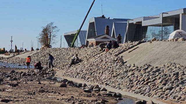 Работа над гранитной набережной. Парк "Остров фортов". Кронштадт 2023 г. смотреть онлайн