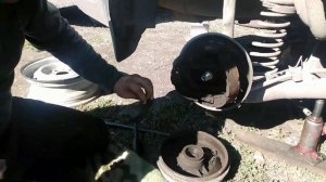 как снять заднии колодки если они прикипели  рено логан.