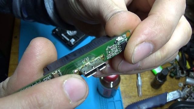 Ремонт замыкающего гнезда жесткого диска Seagate 1Tb. смотреть онлайн