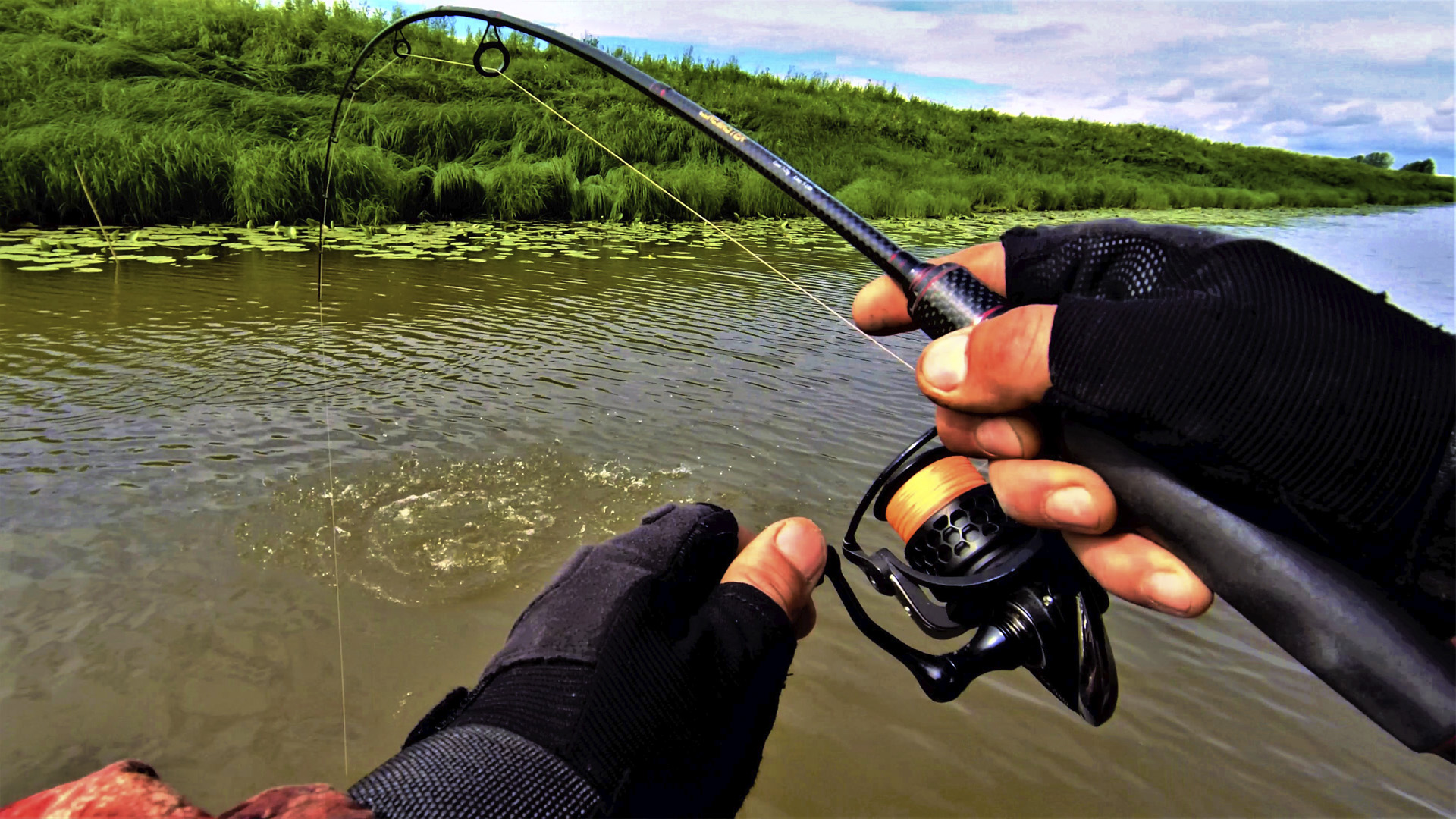 ДВОЕ В ЛОДКЕ, МЫ СТАРАЛИСЬ РЫБАЧИТЬ ловим щуку окуня на небольшой речке смотреть онлайн