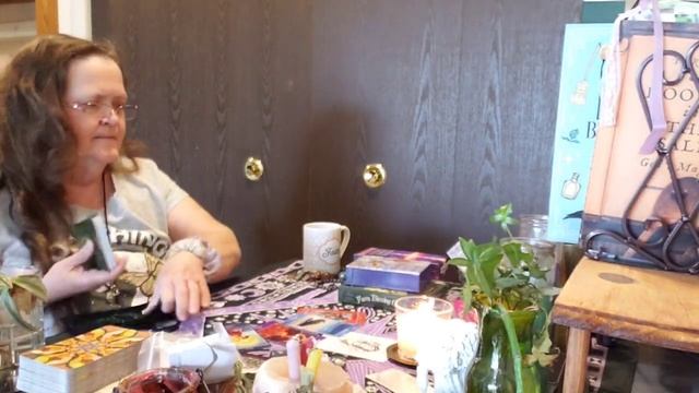 Daily Tarot and Oracle Reading 4-30. Stop Hiding, Reveal The True You смотреть онлайн