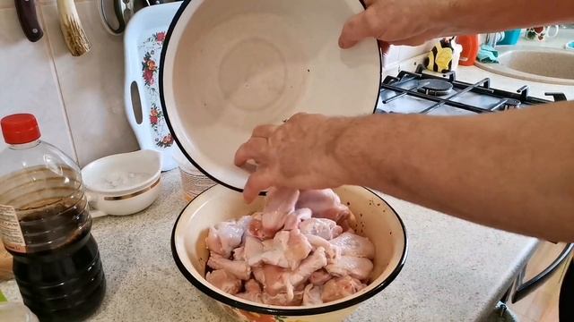 Куриные крылышки в медово-соевом соусе. смотреть онлайн