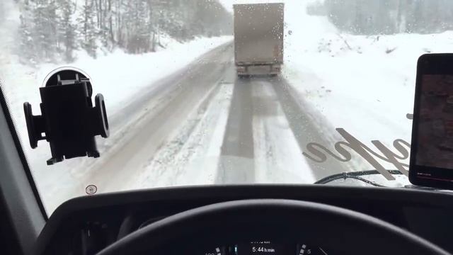 ДАЛЬНОБОЙ ! Пробка , Уральские горы , трасса М-5 ))) Снегопад смотреть онлайн