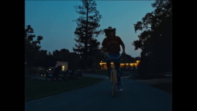 Mills - Hollow (Official Music Video) смотреть онлайн