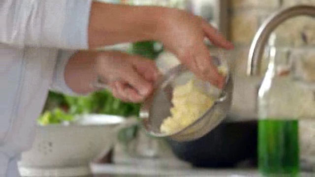 Jamies.30.Minute.Meals.epizod.40.Smoked.Salmon.WS.PDTV.XviD