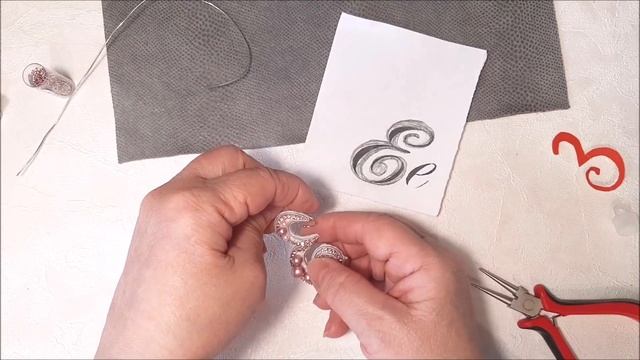 Как сделать именную брошь букву из бисера ручной работы, мастер класс. DIY смотреть онлайн