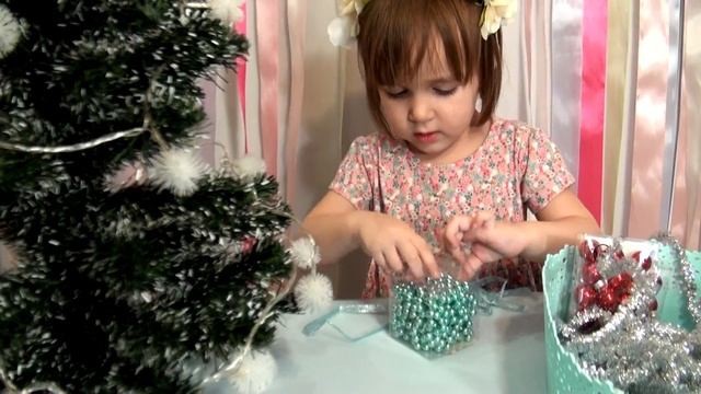 Украшаем ёлку. Новогодняя ёлка c украшениями. Наряжаем и украшаем Ёлку к новому году смотреть онлайн