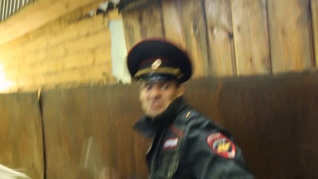 Разбиваем об голову бутылки из сахарного стекла. смотреть онлайн