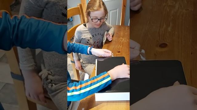 Oisín and Niamh Duffy - unboxing ipad 10.2 (2019) *bonus sausage dog* смотреть онлайн
