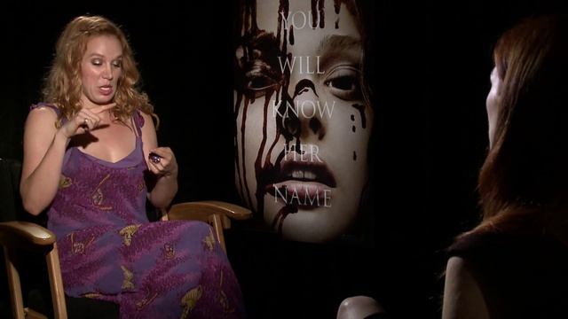 Carrie Interviews: Chloe Grace Moretz and Julianne Moore смотреть онлайн