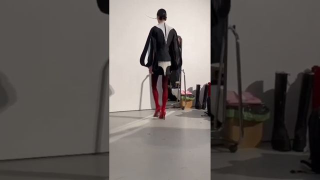 Новый любимец красных дорожек Роберт Вун показывает, туфли со сломанным каблуком из коллекции 2023 смотреть онлайн