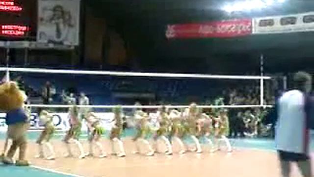 Танцы на Волейболе.3GP смотреть онлайн