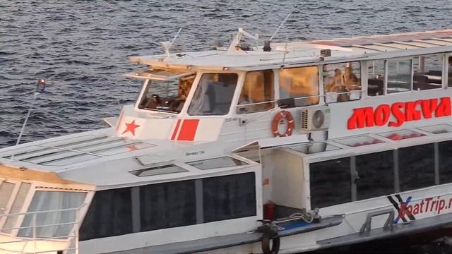 Двухпалубный пассажирский речной теплоход Москва проходит под Биржевым мостом... смотреть онлайн