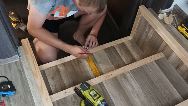 Обрамление торцов лестницы с помощью деревянного уголка смотреть онлайн