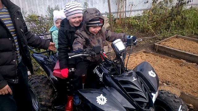 Тима, Саша и Ульяна на квадроцикле смотреть онлайн