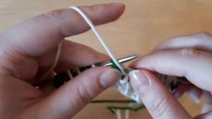 Вяжем ленивый жаккард «Двухцветная сетка» спицами.