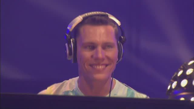 Saltwater - The Legacy (Alphazone Remix), (Tiesto live In Concert, 2003) смотреть онлайн
