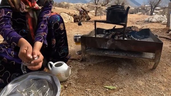 Nomadic life: thatching the walls of the nomadic house