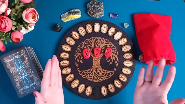 Он и соперница! Какие сейчас отношения между ними? К чему они идут? 1 вариант Гадание на рунах смотреть онлайн