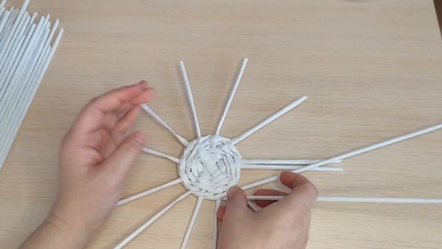 ПРОСТАЯ корзинка из бумаги СВОИМИ РУКАМИ. Как сплести корзинку ЛЕГКО и ПРОСТО смотреть онлайн