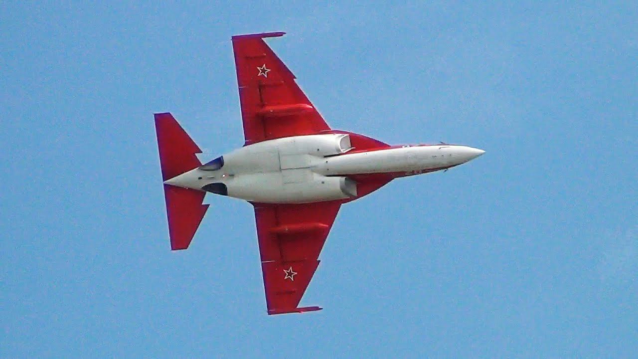 Эффектный пилотаж на Як-130 | Spectacular aerobatics Yak-130 смотреть онлайн