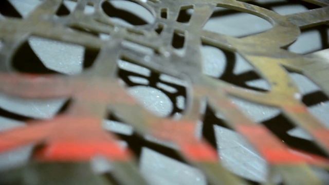 Состаренная сетка динамика из латуни смотреть онлайн